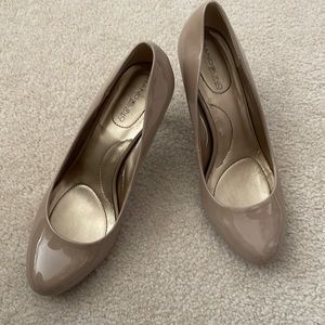 Nude Bandolino flexible patent leather heels